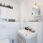 Апартаменты - New York In The Heart Of - Betten & Sofa - 5 Mins Station Hbf - Big Tv & Wifi - *
