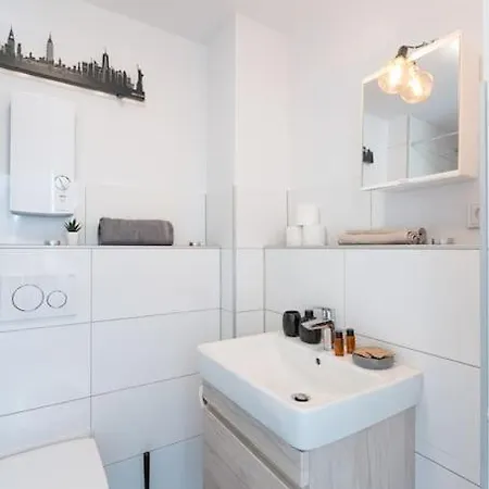 Lejlighed - New York In The Heart Of - Betten & Sofa - 5 Mins Station Hbf - Big Tv & Wifi - *